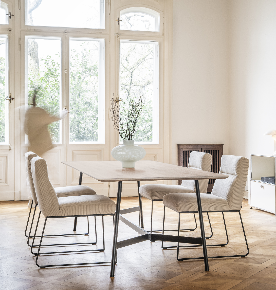 asco_hada_kff_d-fine_blur-1-ret-sv-ORIGINAL HADA Esstisch