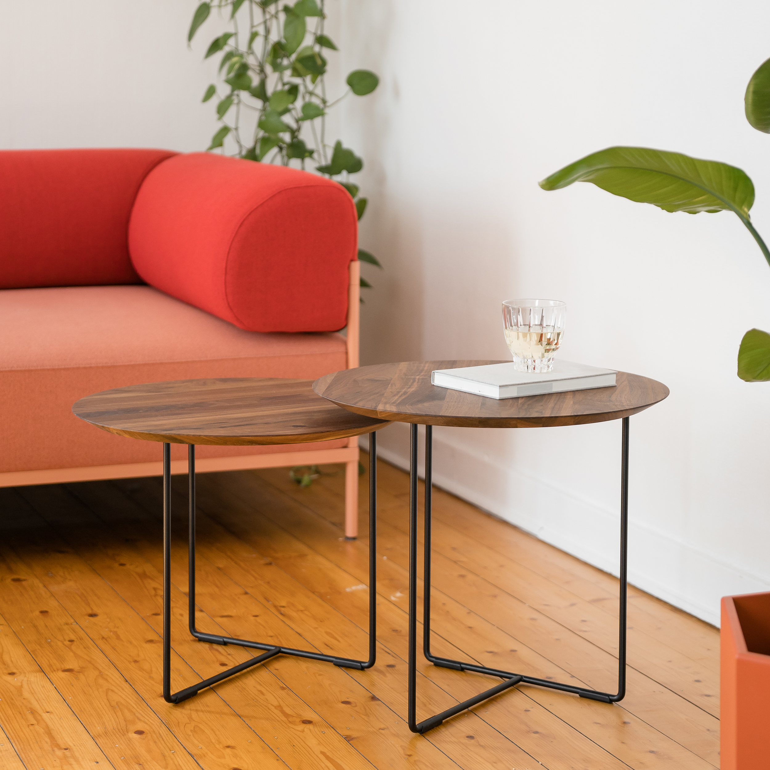 weld_co_beistelltisch_nussbaum_01_btn01_schwarz_ambiente_duo06_q Holz Beistelltisch